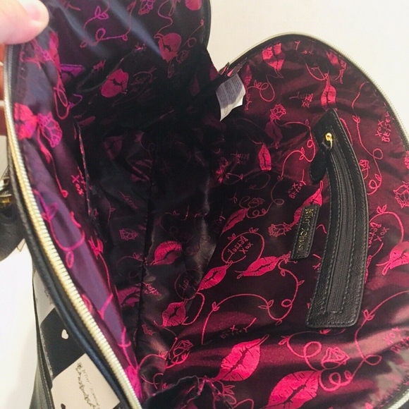 ✨SOLD✨NEW Betsy Johnson Stripe Black White Purse - Picture 7 of 8